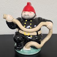 Keramik Teekanne Feuerwehrmann Figur mit Schlauch 