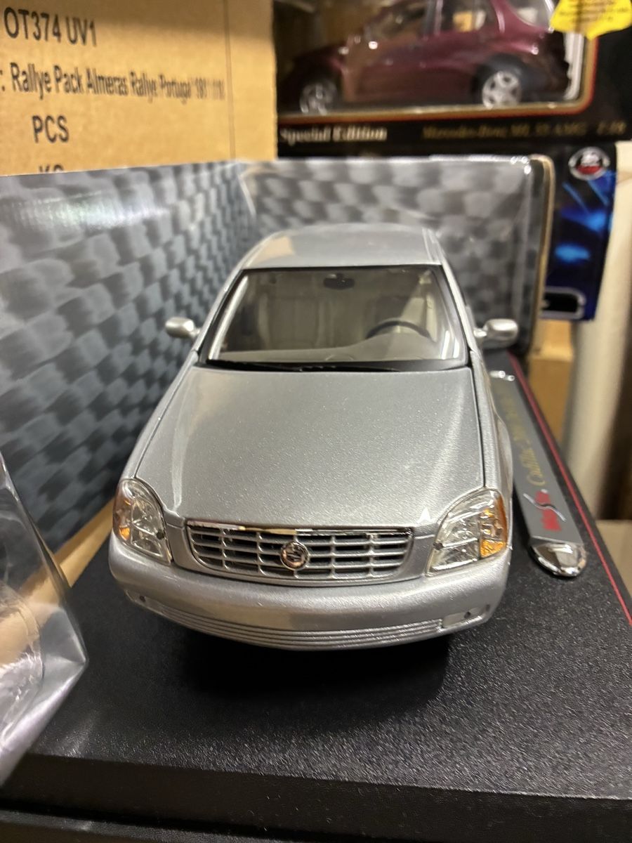 Maisto Modellini d'auto: Maisto Cadillac 2000 DeVille DTS 1:18 Neu – Usato da Wattenwil venduto da Jasa79 5