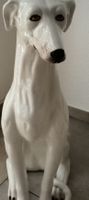 Keramikfigur Windhund weiss sitzend 