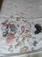 Lot de bijoux fantaisie divers doré et coloré