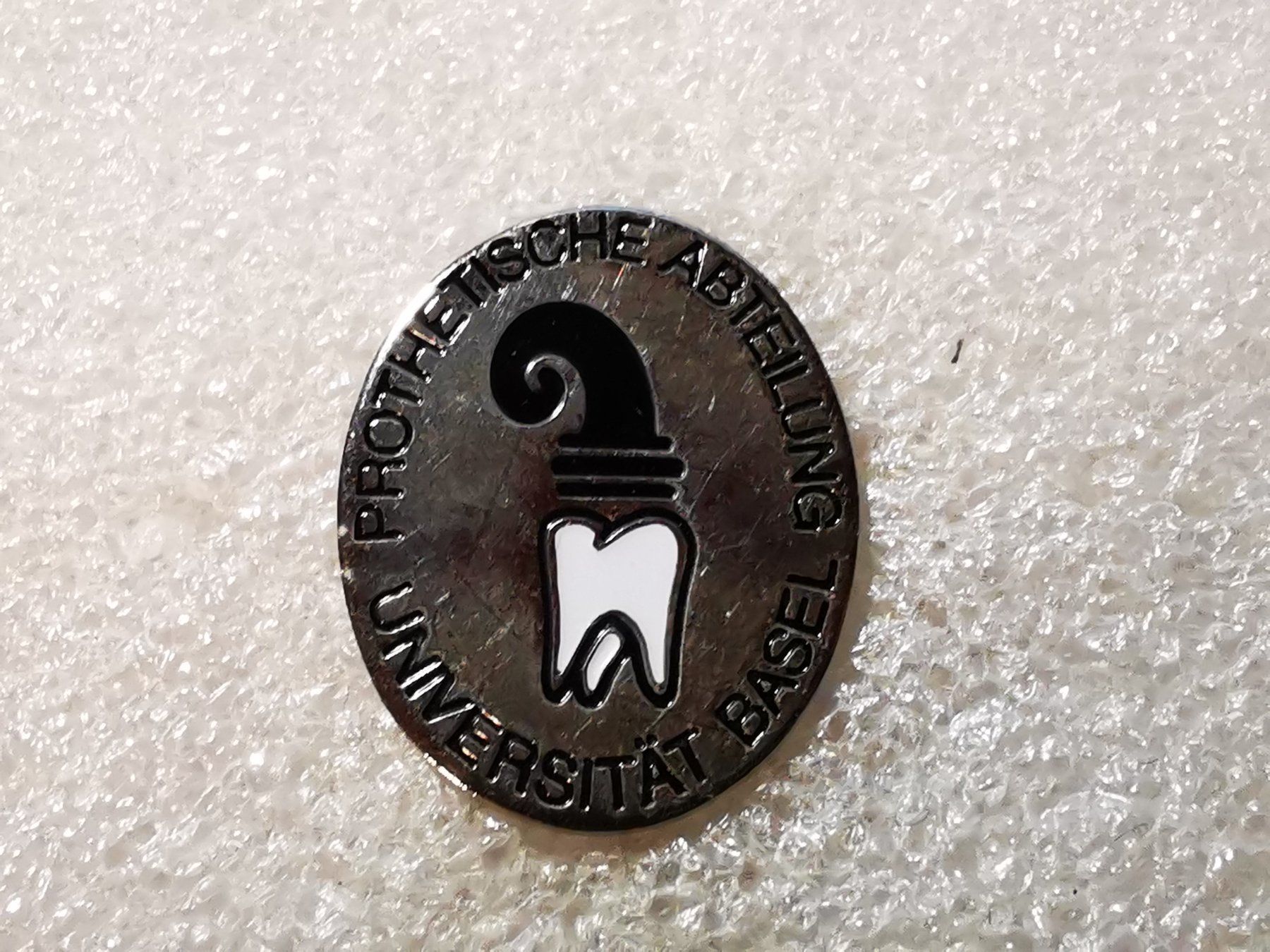 Placchette & Badge: Ansteckpin 59: Universität Basel – Usato da Oppligen venduto da Pin-Fall-Shop