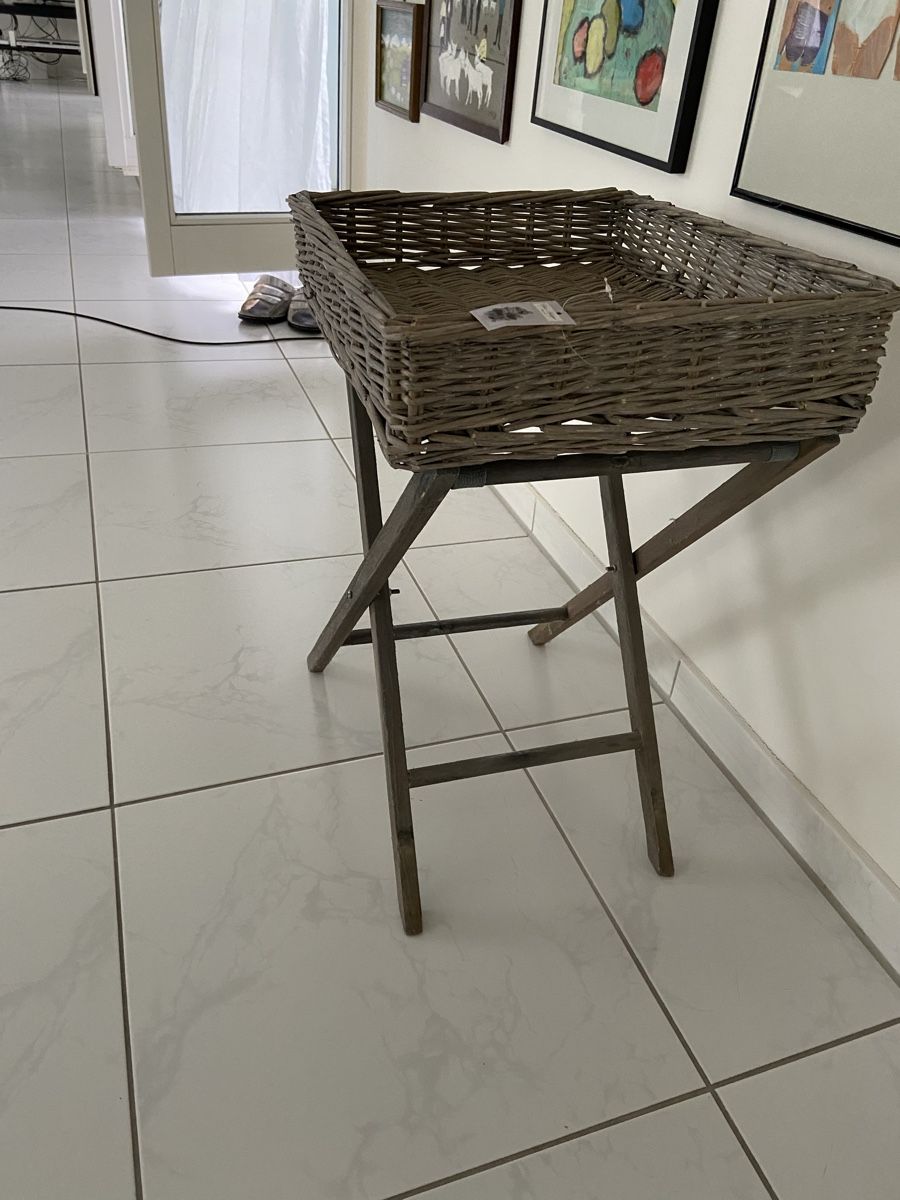 Tavoli: Serviertisch von Chic  Antique Dänemark Rattan grau – Usato da Luzern venduto da waterfront1 1