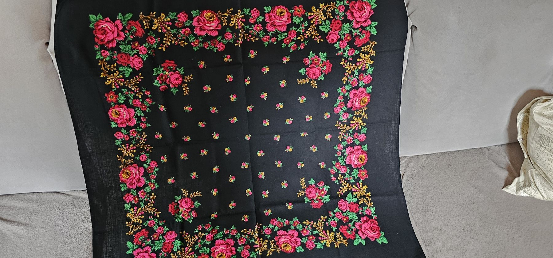 Stoffe: uraltes schwarzes Kopftuch mit Blumenmuster...vintage – Gebraucht aus Ferden von jemyce