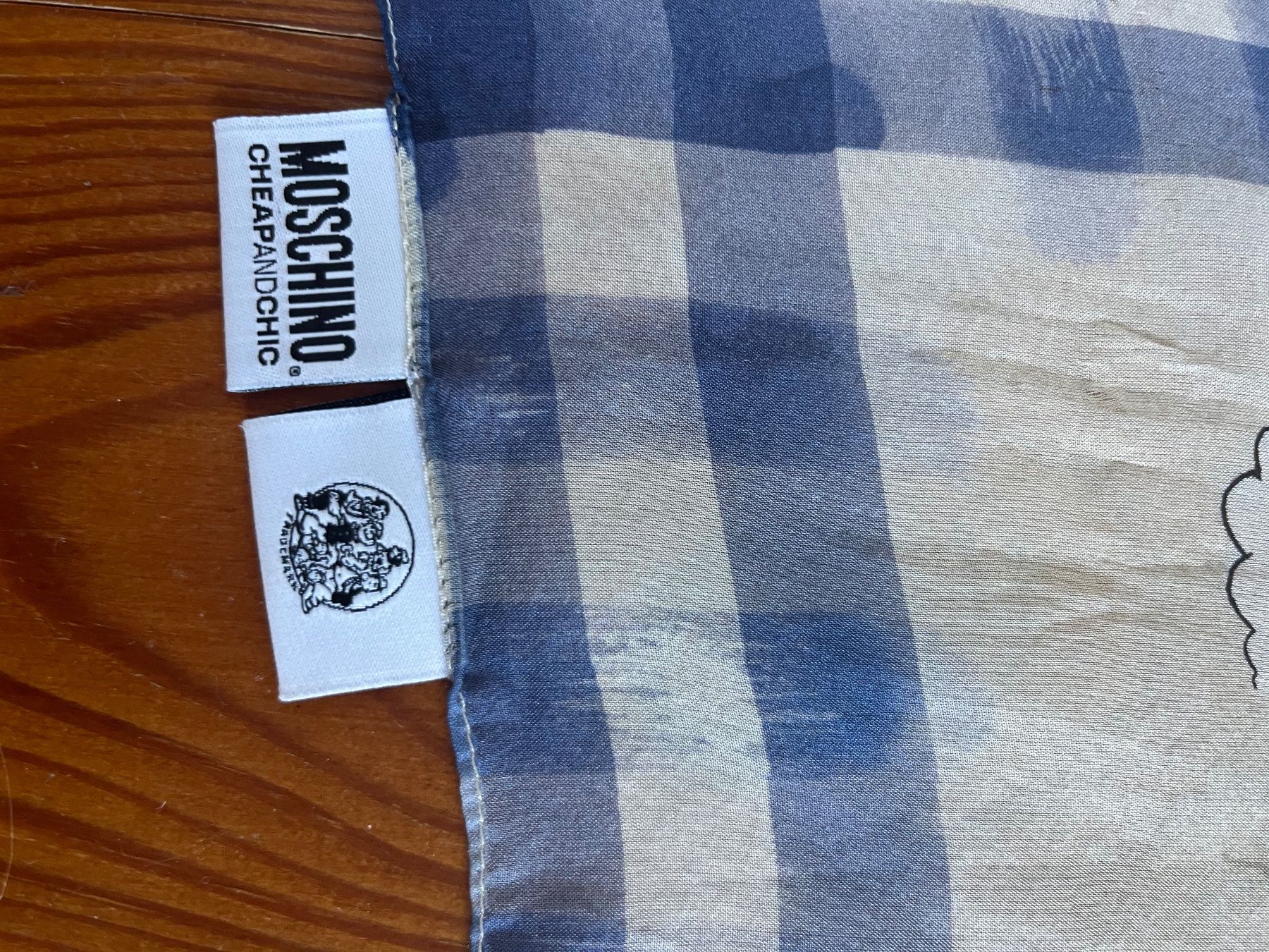 Moschino Foulard & Sciarpe: Moschino Seidenfoulard – Usato da Saanen venduto da SoniaMichaela 4