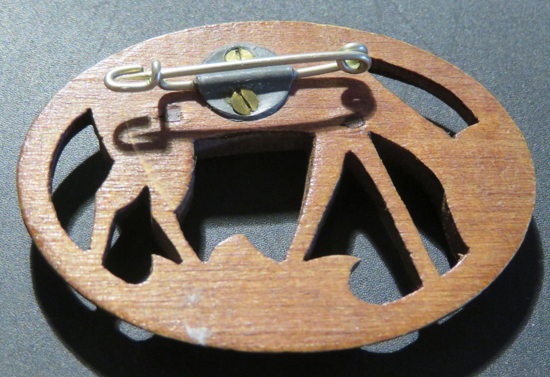 Broschen & Nadeln: Brosche Art Déco, Holz geschnitzt, 54x38 mm – Gebraucht aus Oberriet SG von ganesh435 2