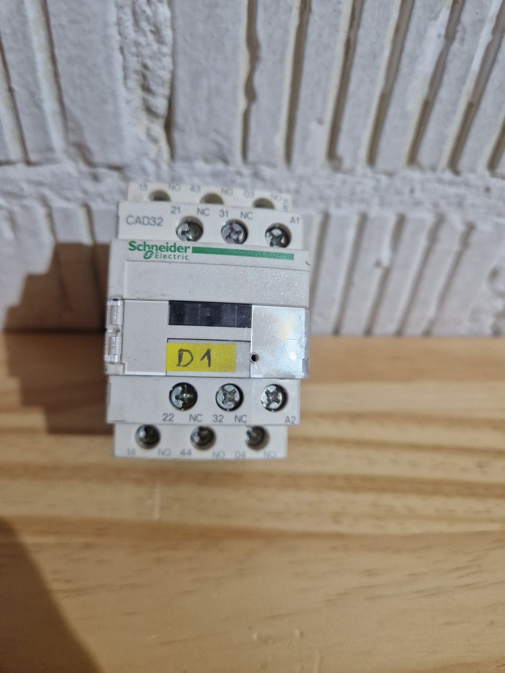 Schneider Componenti elettronici: Schneider Electric CAD32 Schütz – Usato da Seedorf BE venduto da Stibutz 1