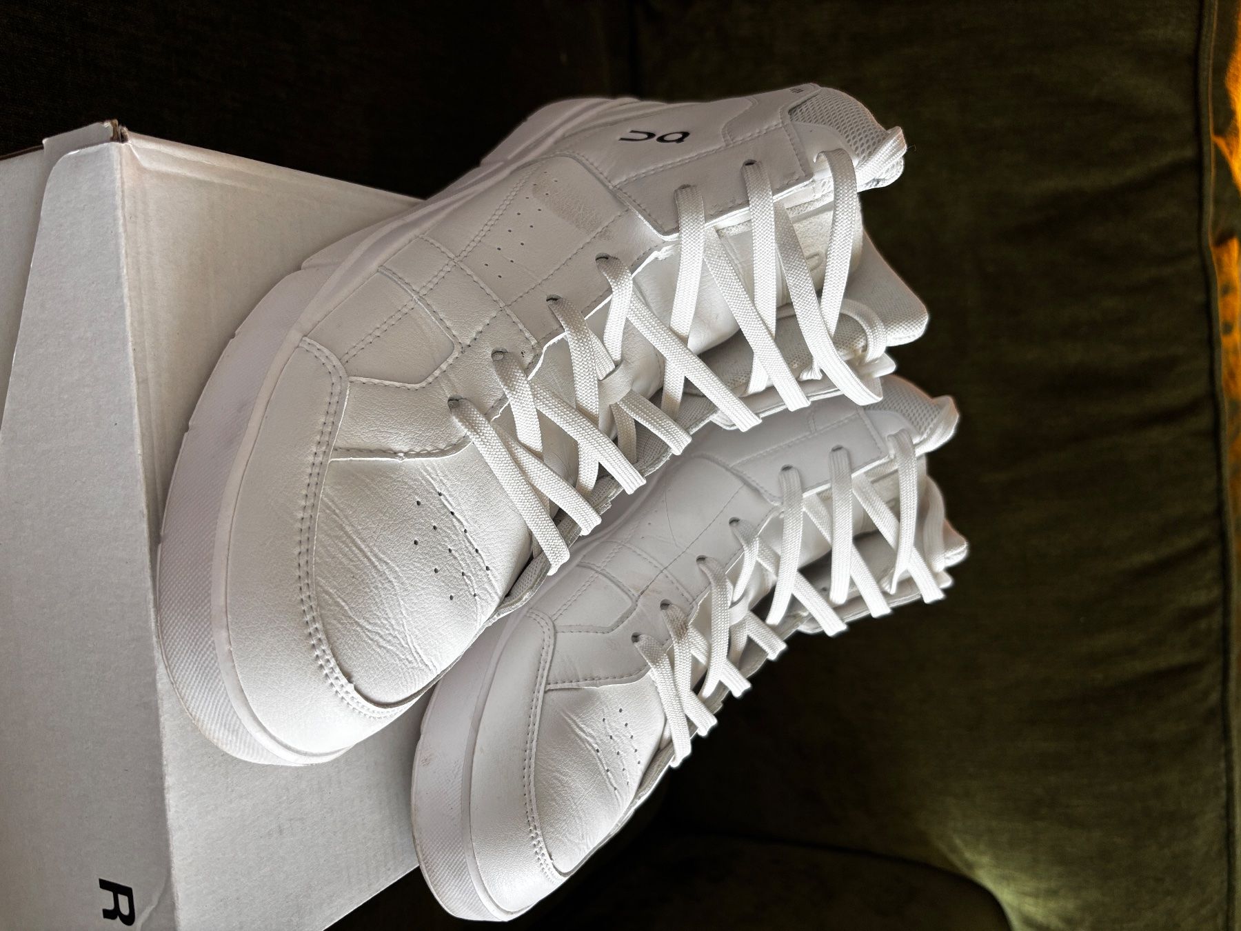 On Scarpe da uomo: On The Roger Sneaker, Weiss, Grösse 44 – Nuovo (secondo la descrizione) da Herrliberg venduto da Tcardo 2