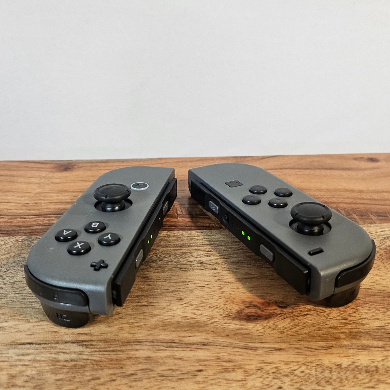 Controller: 2 Stück Ersatz Joy Con Controller Kompatibel Nintendo Switch – Nuovo e nell'imballaggio originale da Hundwil venduto da pak_b5sl 2