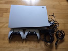 PS5 Konsole mit 2 Controllern und Ladestation