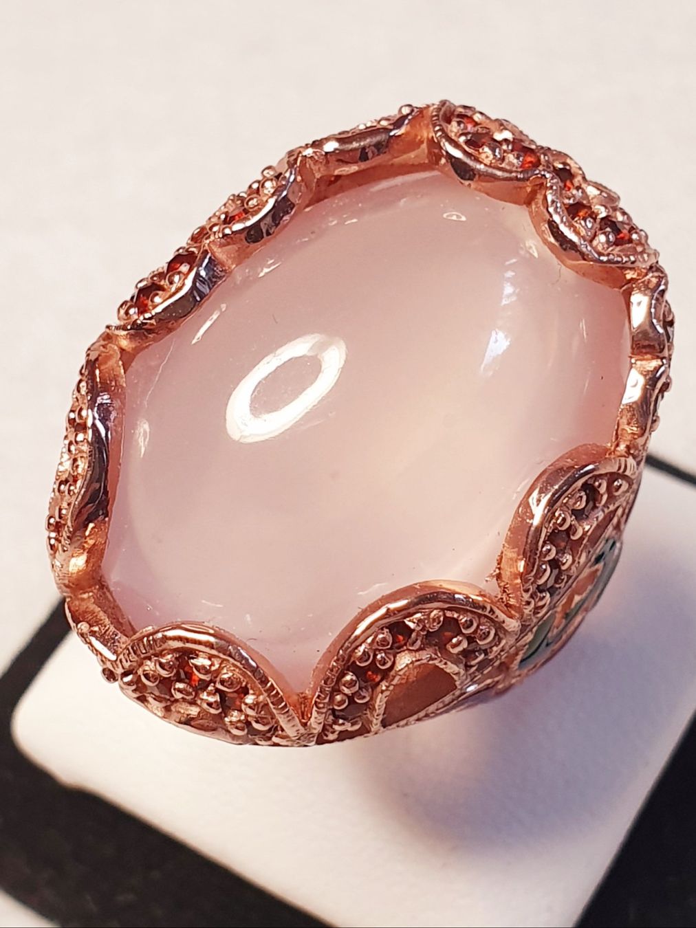 Anelli: Roségoldfarbener Ring mit Chalcedon Cabochon und Emaille – Nuovo (secondo la descrizione) da Zürich venduto da adriben 5