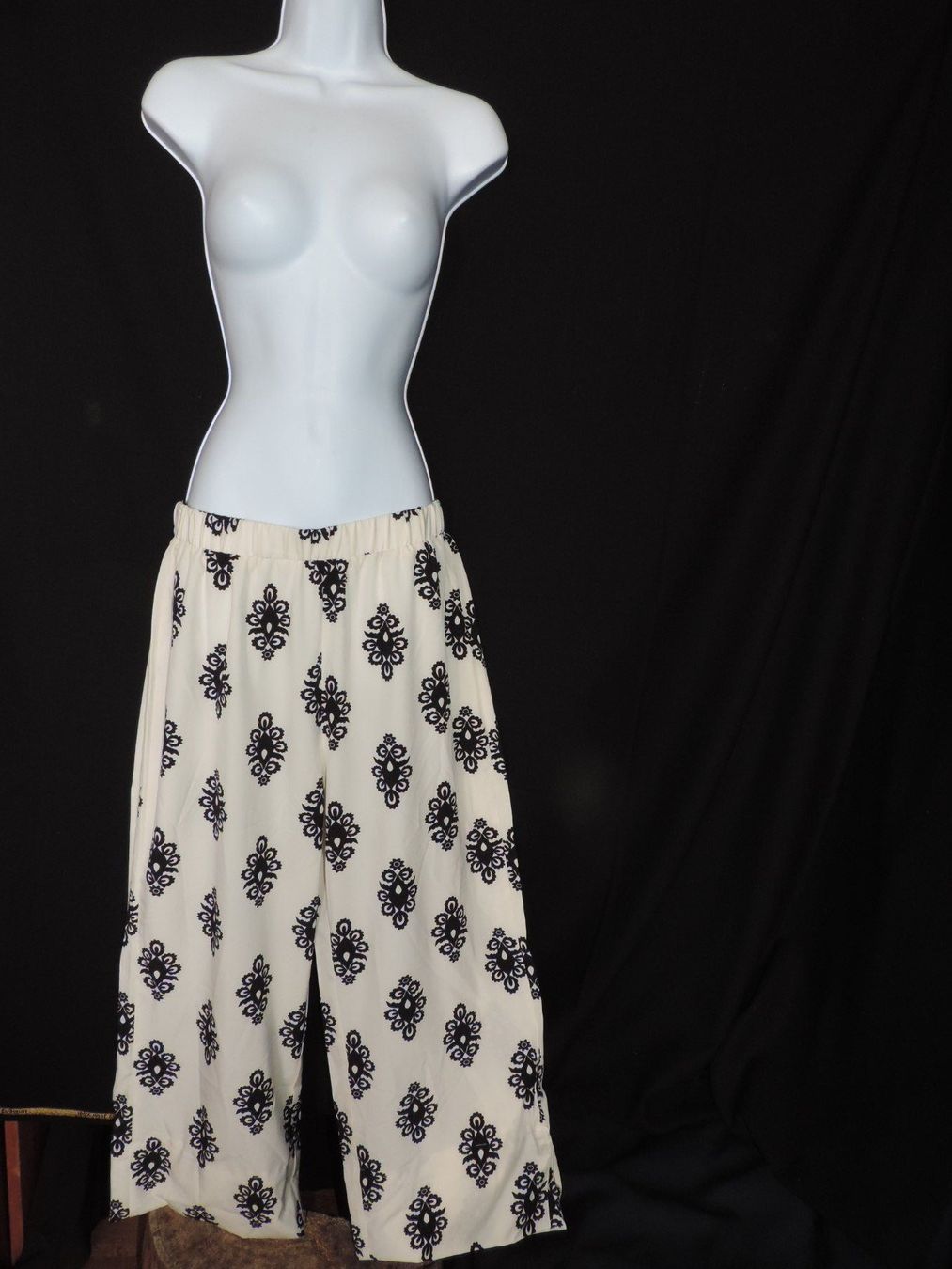 Pantalons: joli pantalon ample blanc motif oriental – D'occasion à Genève par Axelle333 1