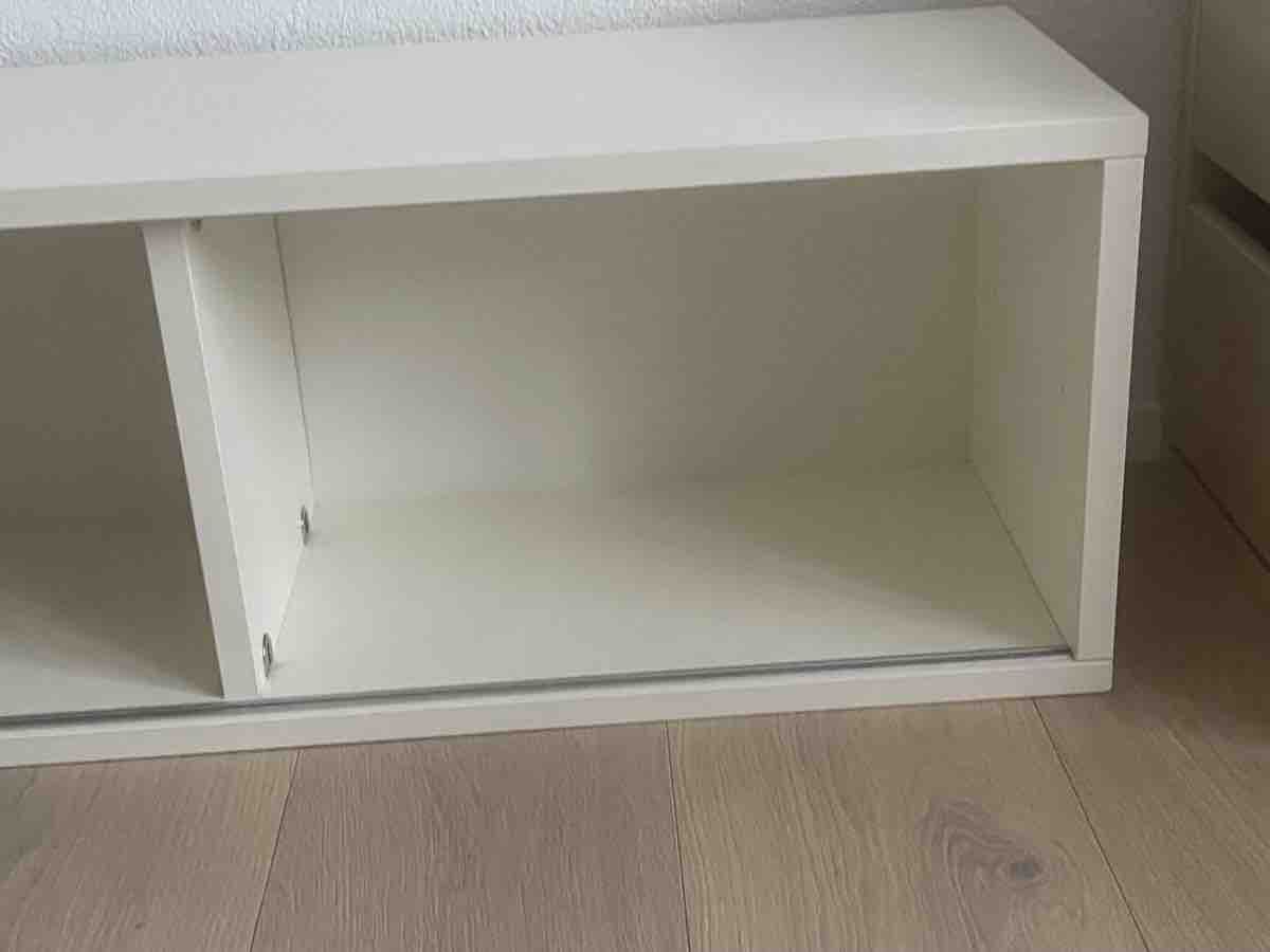 Cassettiere: Schubiger Hängeschrank mit Schiebetüren – Usato da Dietikon venduto da Nieselchen 2