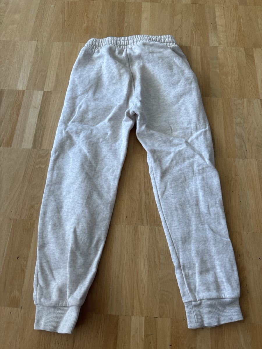 H&M Hosen: Jogginghose hellgrau Grösse 122 guter Zustand – Gebraucht aus Sissach von Hippo200 1