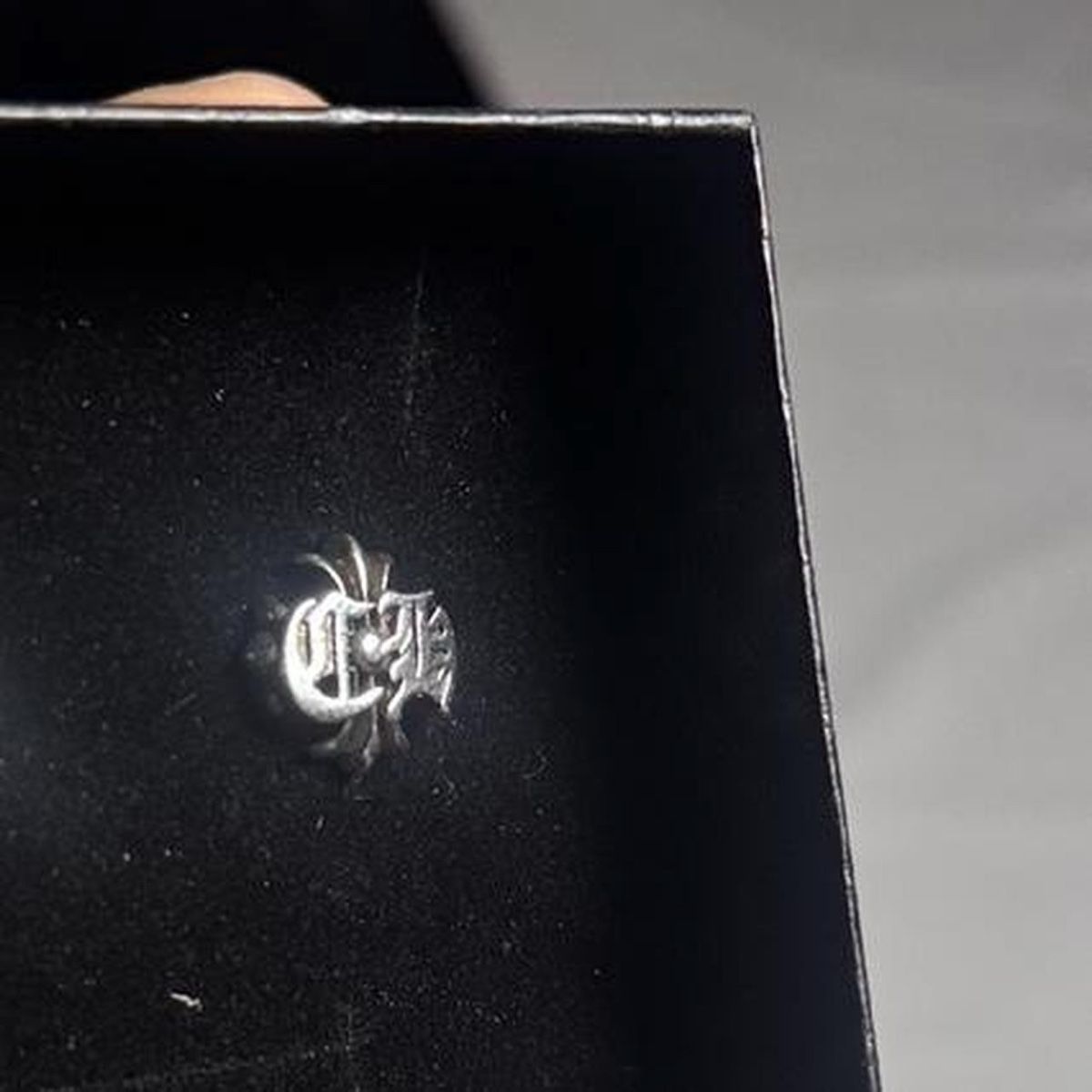 Chrome Hearts Orecchini pendenti & Orecchini a lobo: Chrome Hearts CH Logo Cross Stud Earrings - 925 Silver – Nuovo e nell'imballaggio originale da Caviano venduto da reselleo21 2