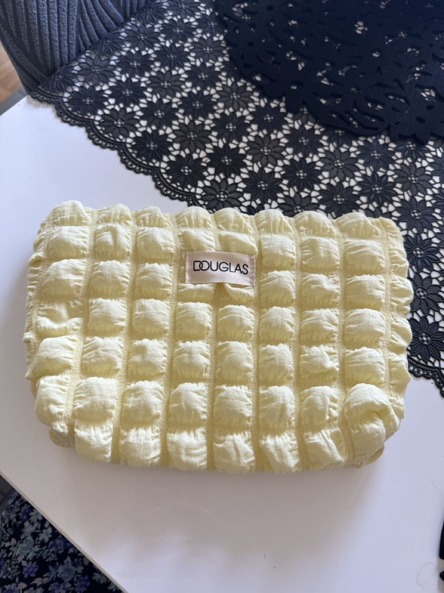 Kosmetikkoffer: Douglas trousse jaune neuve  – Neu und originalverpackt aus Lausanne von Tounitz