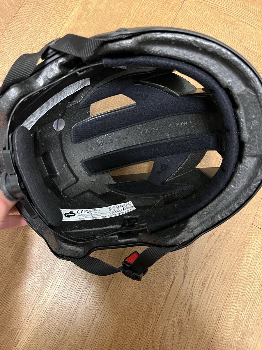 Alpina Caschi: Velohelm Alpina schwarz – Usato da Basel venduto da blumenkimd 2