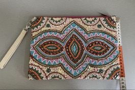 Bunte Tasche mit Perlen- und Pailletten-Besatz.