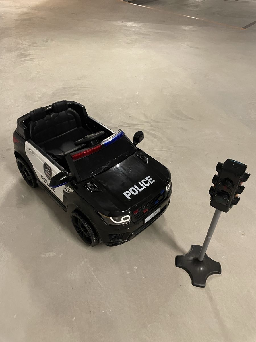 Fahrzeuge für Kinder: Elektrisches Polizeiauto mit Ampel  – Gebraucht aus Maienfeld von viola93 1