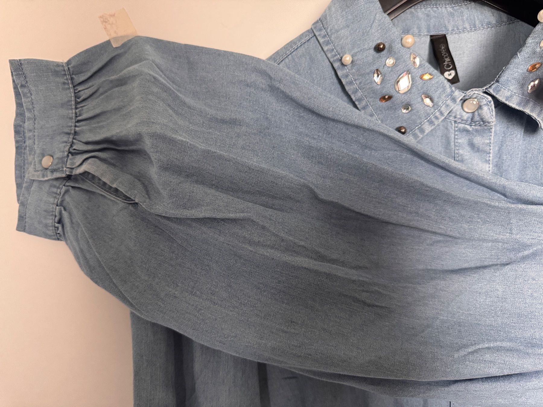 Chemisiers: Damen Bluse Jeans hellblau Grösse M  mit Perlenkragen – D'occasion à Heerbrugg par dwfg 7