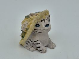 Miniatur Katze mit Strohhut und Blumen Vintage Dekofigur 