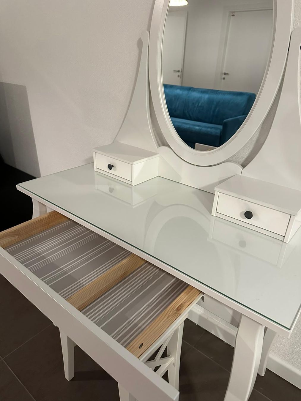 Ikea Tavoli da trucco: MOBILETTO DA CAMERA CON SPECCHIO E SGABELLINO BIANCO – Usato da Pura venduto da and_8dzs 1