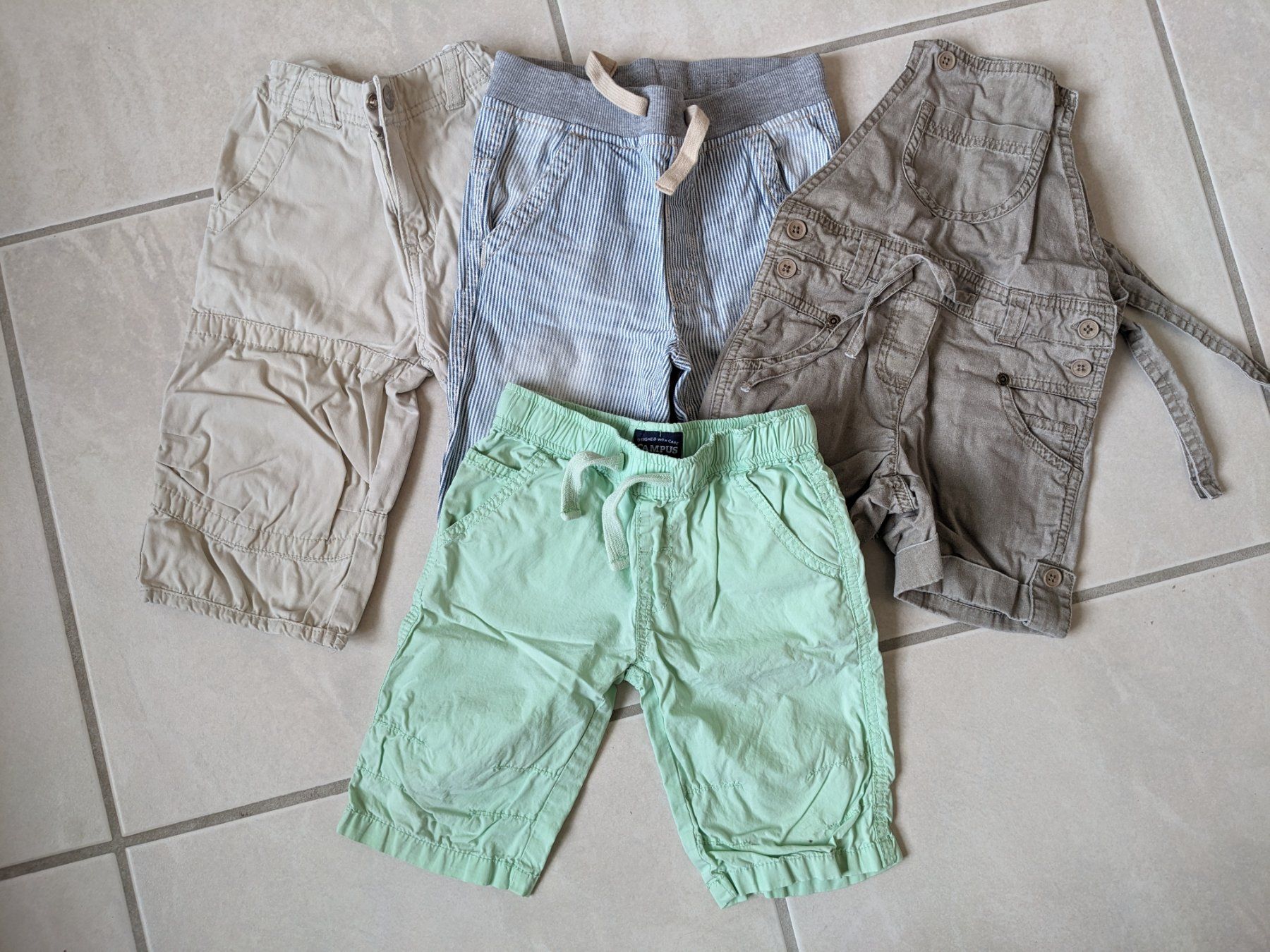 Lotti & Set di vestiti: 14-teiliges Kleiderset Grösse 98/104 – Usato da Wald ZH venduto da andy_ch01 1