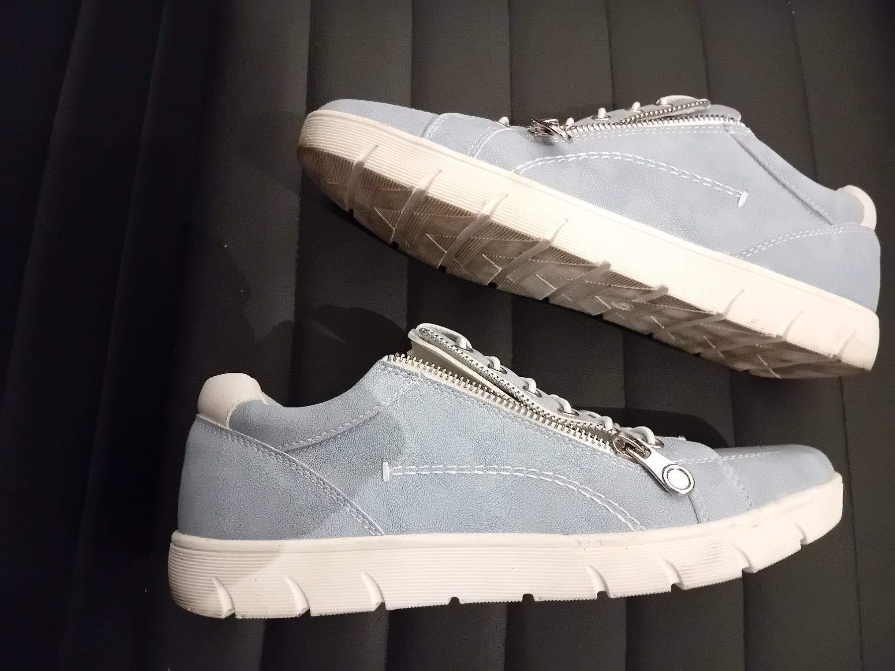 Scarpe da donna: Hellblaue Turnschuhe mit Reissverschluss Gr. 40 – Usato da Allschwil venduto da Beautyskin 1