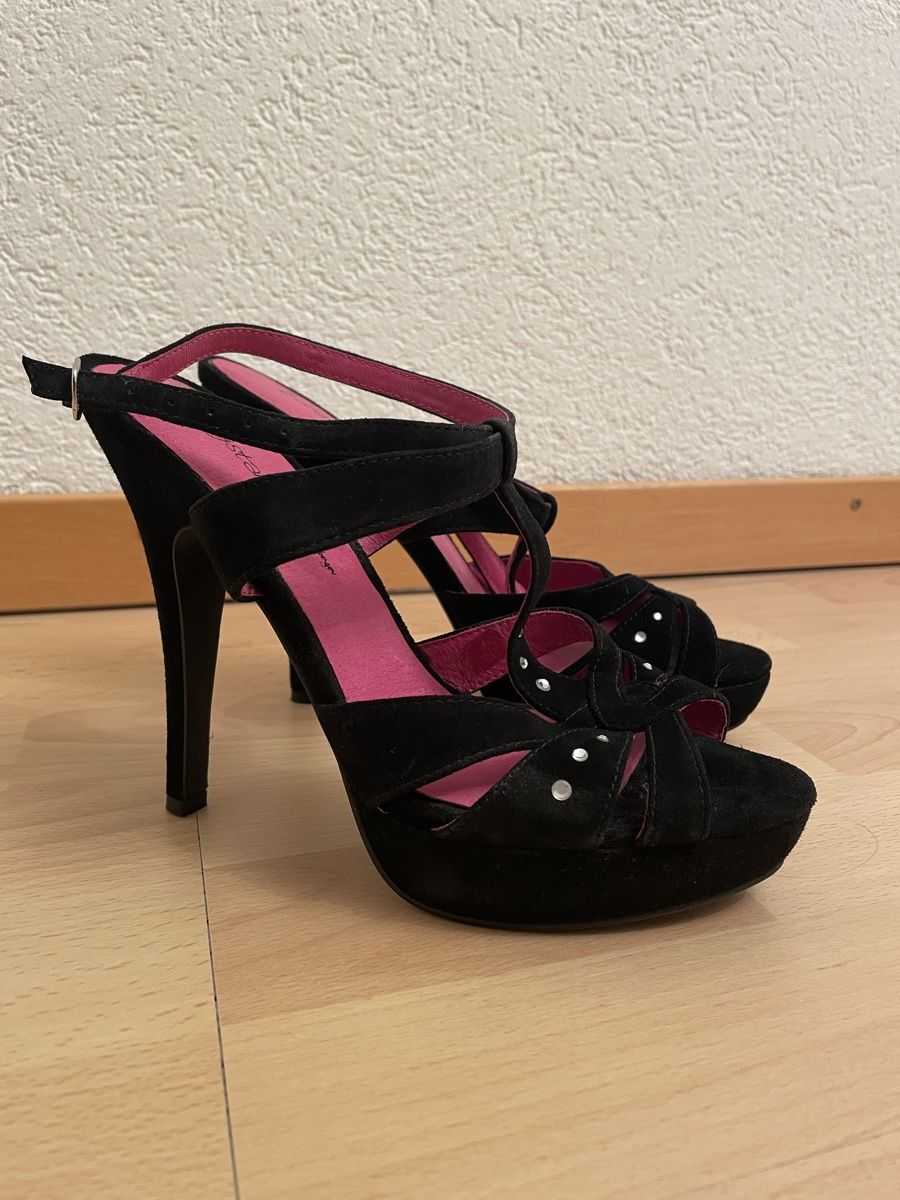 Scarpe da donna: Schwarze Ladystar High Heels Gr. 39, Wildlederoptik – Nuovo (secondo la descrizione) da Meisterschwanden venduto da beauty26.
