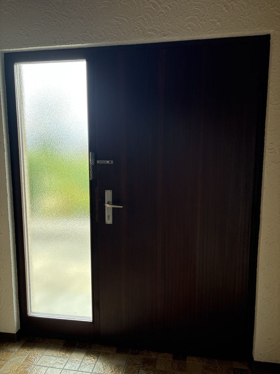 Porte: Schöne dunkelbraune Eingangstür – Usato da Rudolfstetten venduto da Mtiny 1