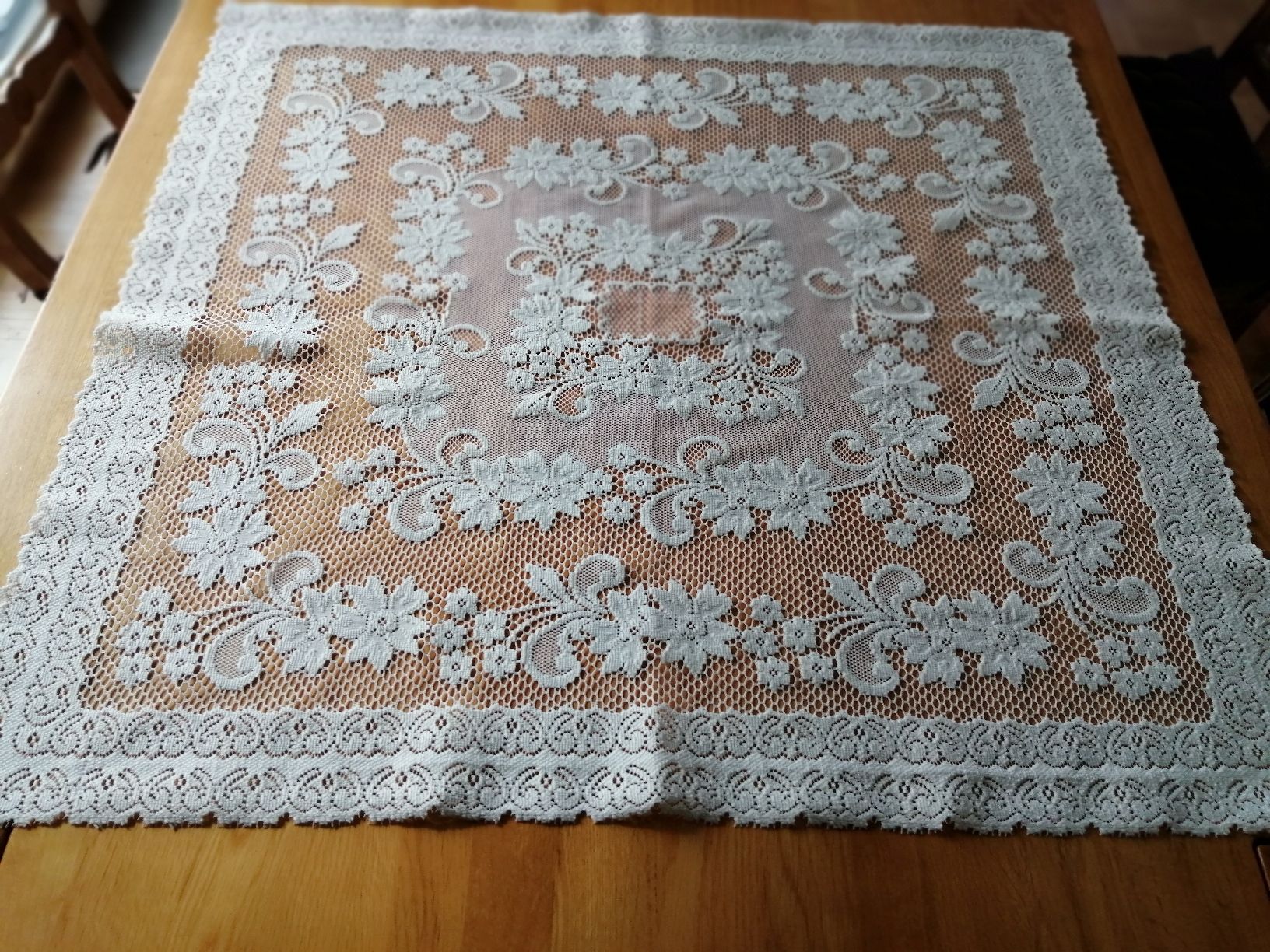 Altra biancheria da tavola: Spitzendecke weiss mit Blumenmuster 90x86cm gebraucht – Usato da Honau venduto da holunder3