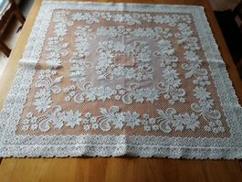 Spitzendecke weiss mit Blumenmuster 90x86cm gebraucht