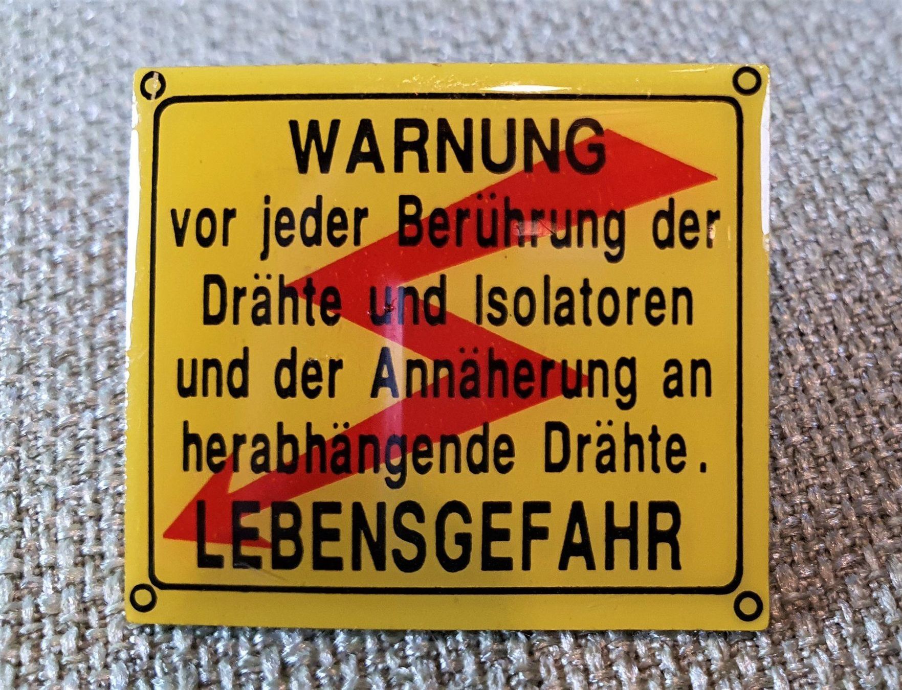 SBB/CFF/FFS Plaquettes & Badges: B028  Pin SBB Warnung Lebensgefahr Strom – D'occasion à Reinach BL par Boston-Verkauf