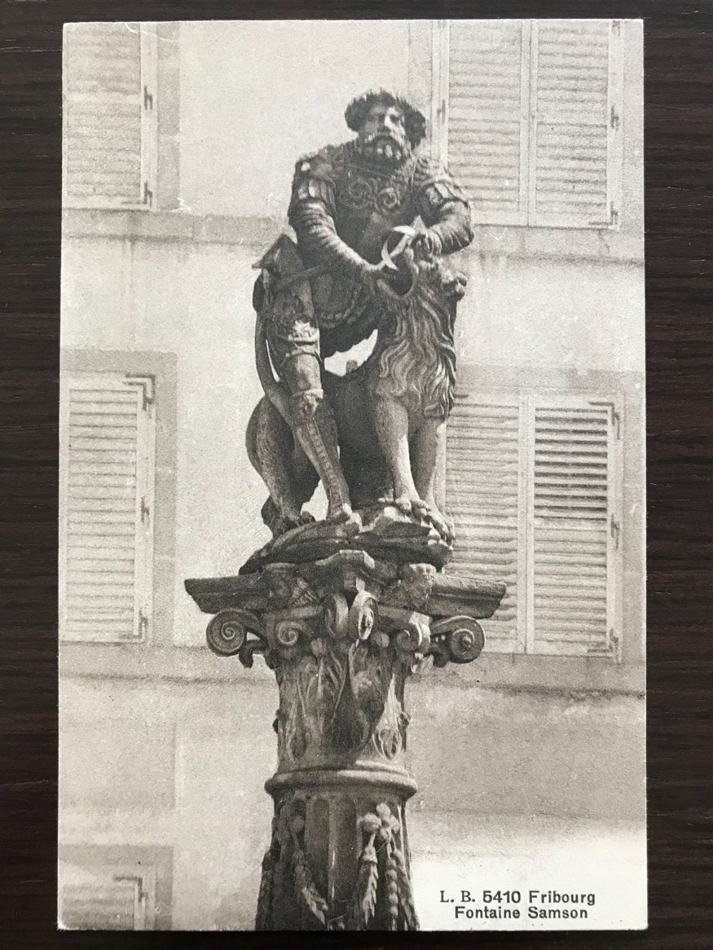 Cartoline postali: FRIBOURG Fontaine Samson, ungelaufen – Usato da Wald ZH venduto da TLILEF