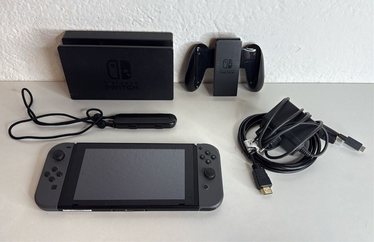 Nintendo Konsolen: Nintendo Switch Console - with complete accessories 🎮 – Gebraucht aus Ehrendingen von bubulence 1