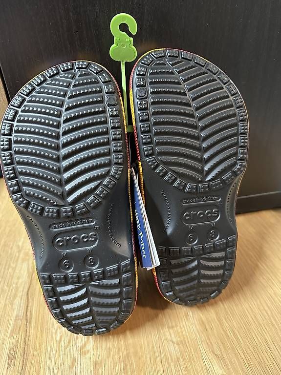 Crocs Herrenschuhe: Crocs Harry Potter Gryffindor (38-39) – Neu und originalverpackt aus Embrach von ale_z5t9 3