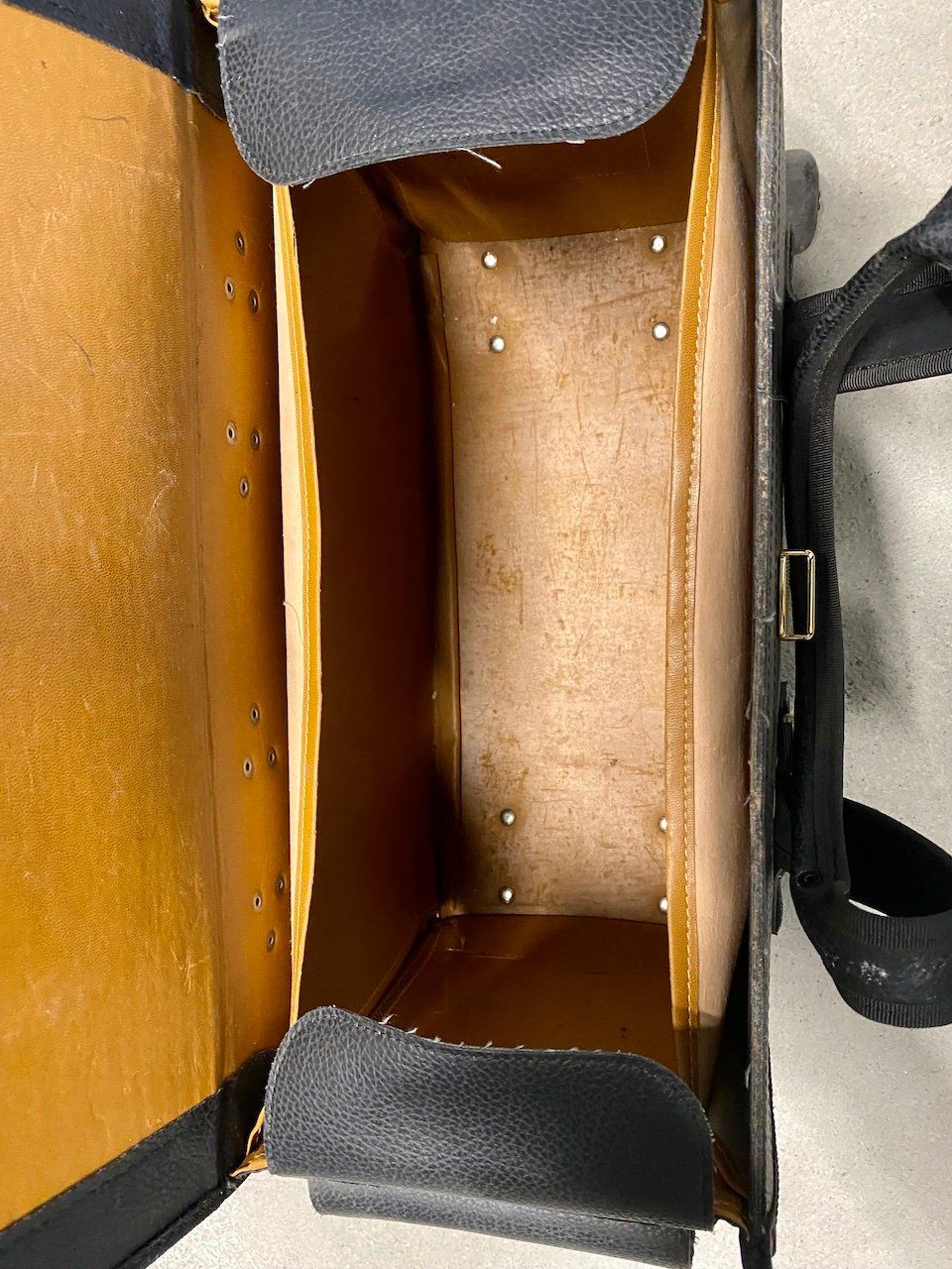 Reisekoffer: Werkzeugkoffer Leder mit Rollen,  Handgriff - Pilotenkoffer – Gebraucht aus Ried-Brig von Challi 7