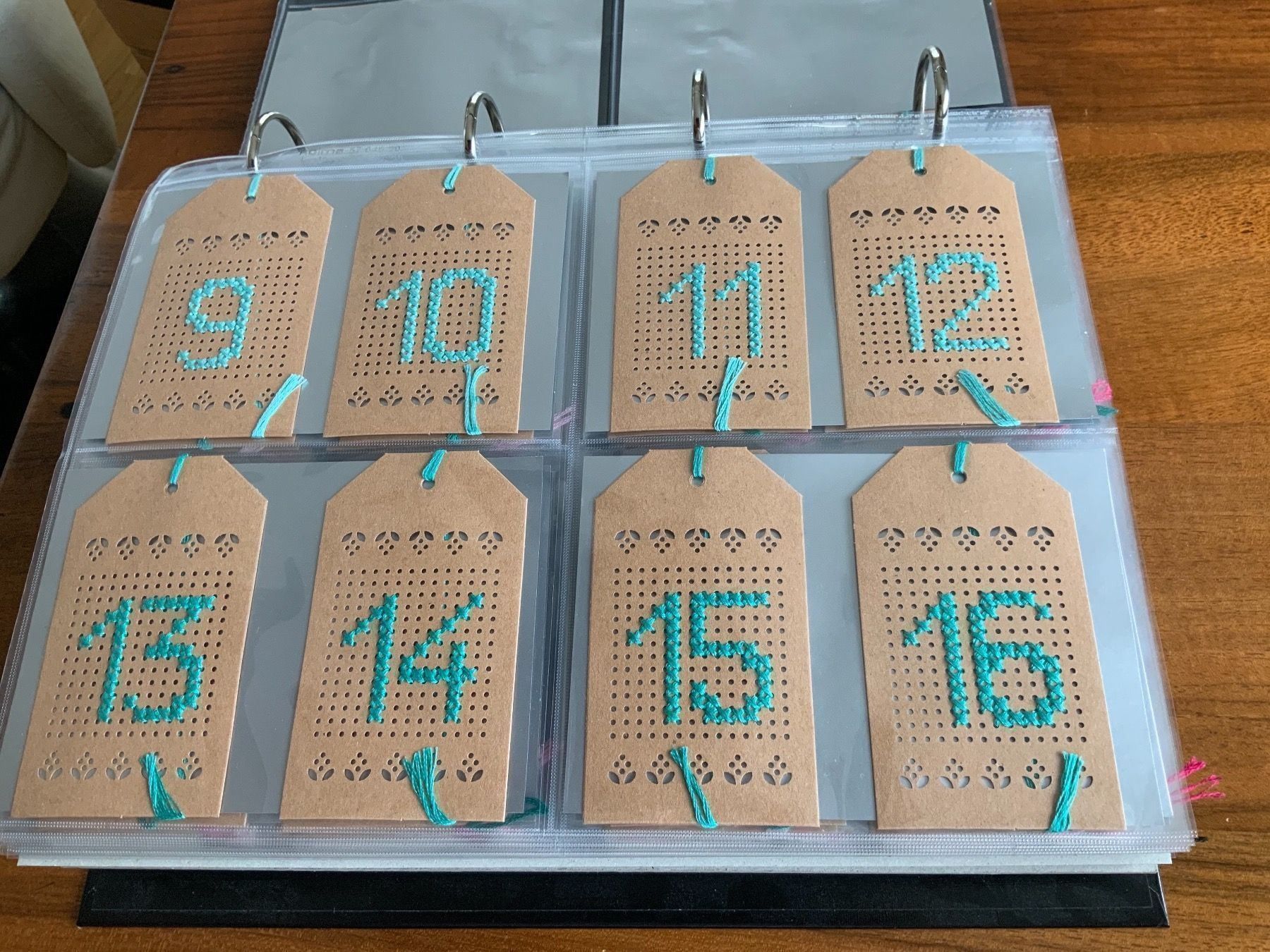 Calendari: ADVENTSKALENDER. VON. HAND. GESTICKT – Nuovo (secondo la descrizione) da Hochdorf venduto da la_nationale 1