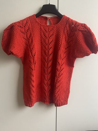 Joli pull tricoté rouge corail, idéal pour l'automne!