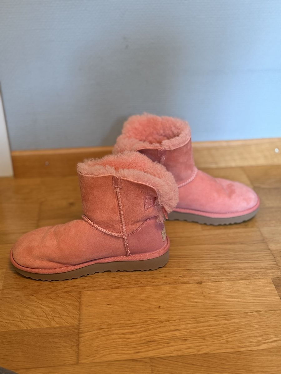 Ugg Scarpe da donna: UGG Boots mit Schleife, Grösse 37 – Nuovo (secondo la descrizione) da Winterthur venduto da m.ro. 6
