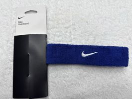 Bandeau Nike bleu marine, idéal pour le sport en été.