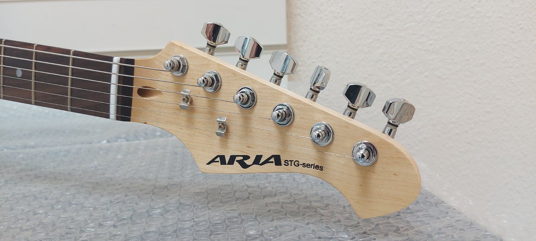 Aria Musikinstrumente: Aria STG Series Silberfarbe neuwertig – Neu (gemäss Beschreibung) aus Glattbrugg von Swissmusik 1