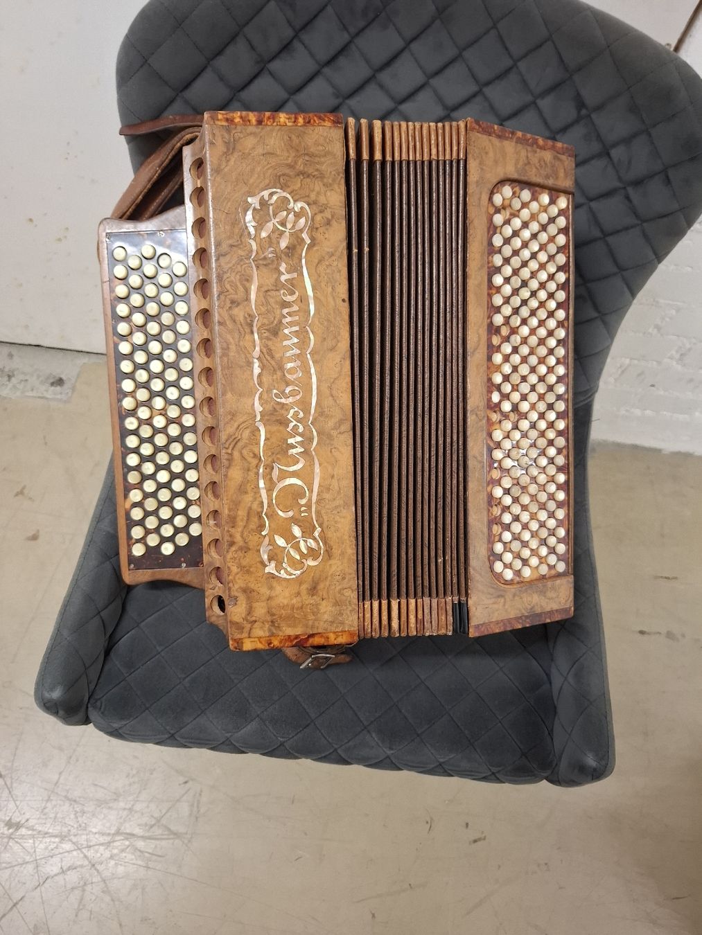 Musikinstrumente: chromatisch nussbaumer orgeli. – Gebraucht aus Villeneuve von BibiVintage 1