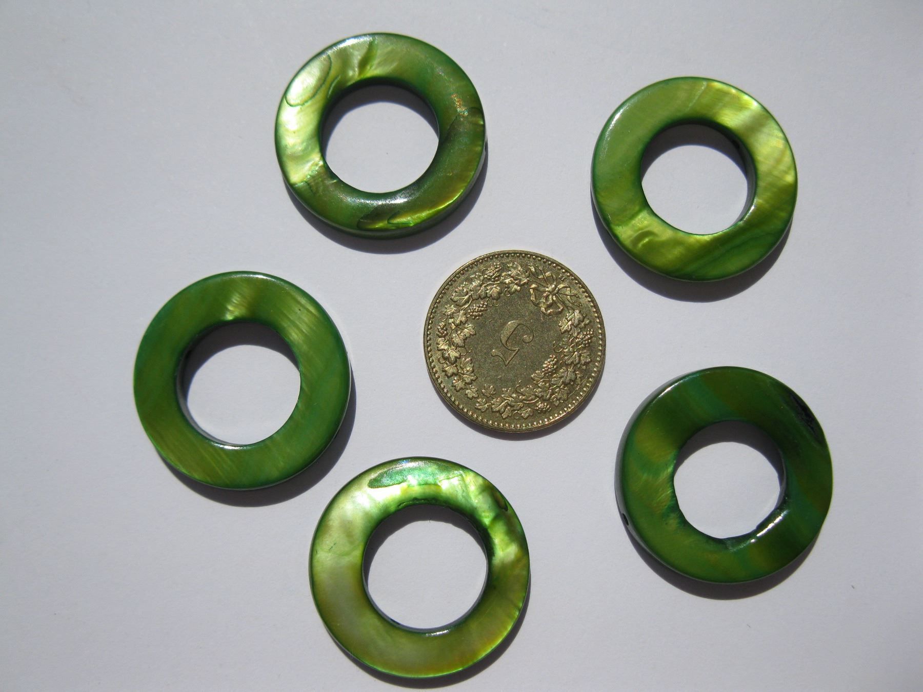 Perle (finte): 4 Muschelkernperlen Ring, grün, 20mm – Nuovo e nell'imballaggio originale da St. Margarethen TG venduto da LuanaKa 1