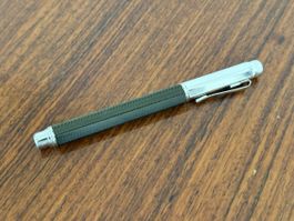 Stylo plume Caran d’Ache Varius Carbon F
