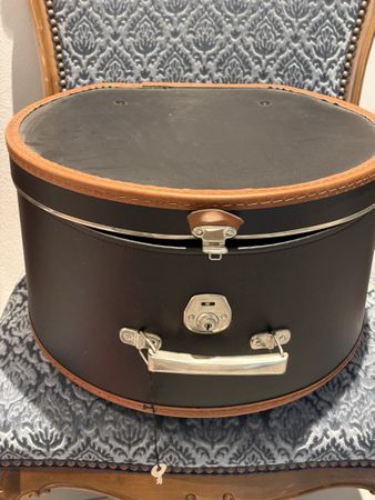 Hut Reise Koffer Vintage rund schwarz Leder braun Kanten