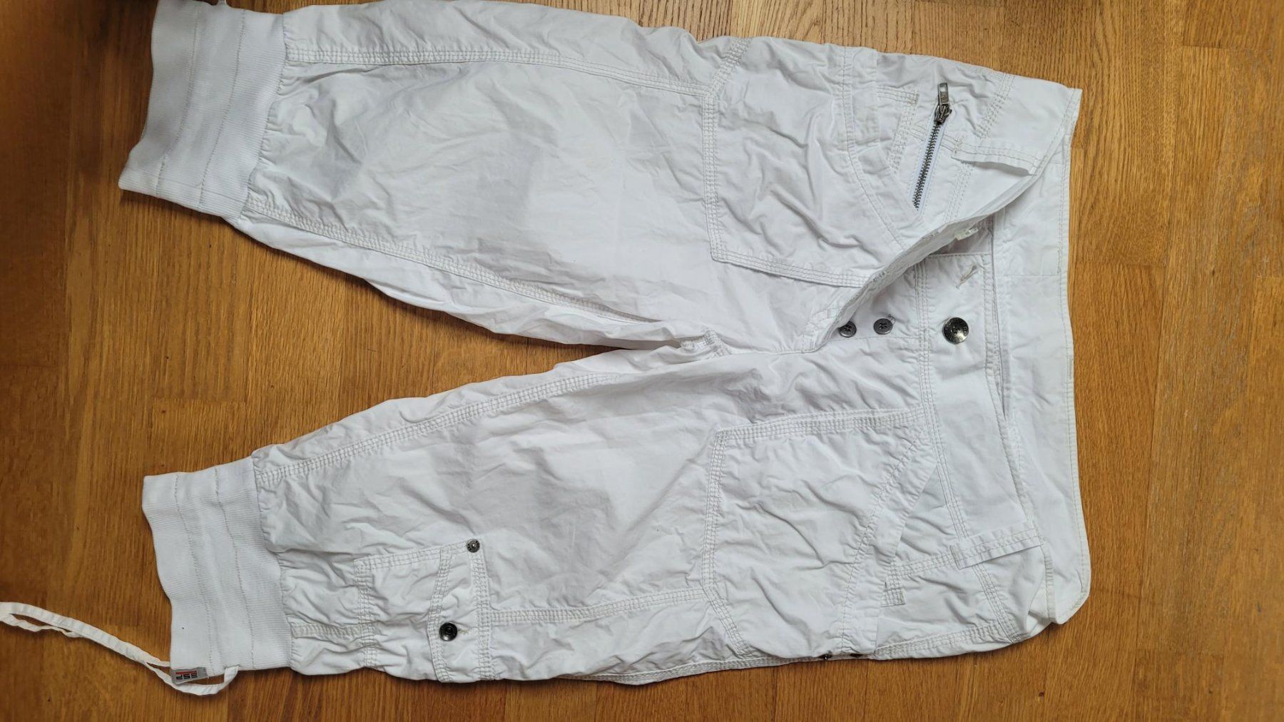 Esprit Pantaloni: Sportliche Hose von Esprit, Grösse 40 – Nuovo (secondo la descrizione) da Neschwil venduto da flower_69 1