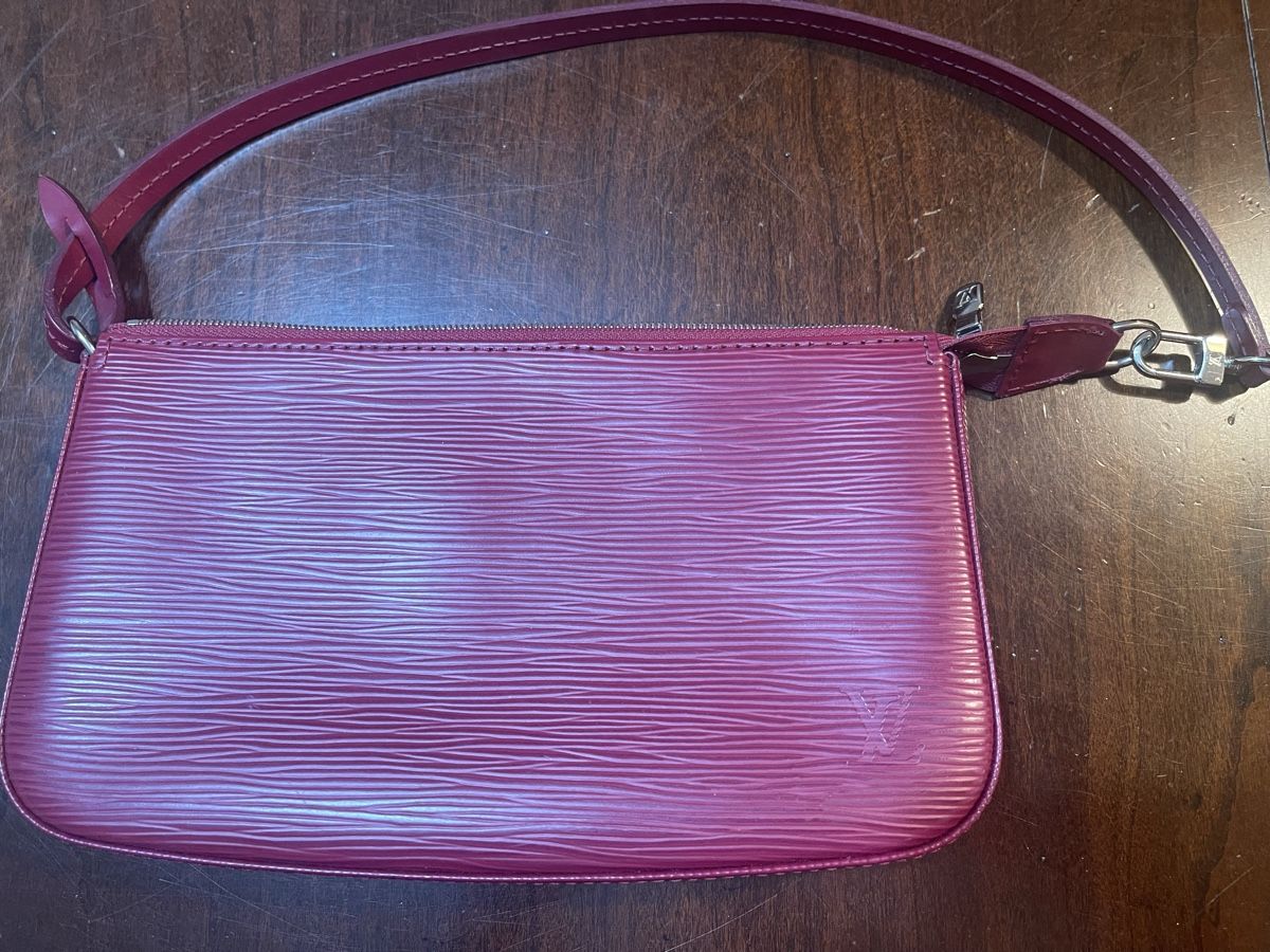 Borse da donna: Sac Louis Vuitton Pochette Accessoires Épi Rouge – Usato da GENEVE venduto da Myrtille8