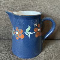 Wunderschöne blaue Keramikkaraffe mit Blumenmuster