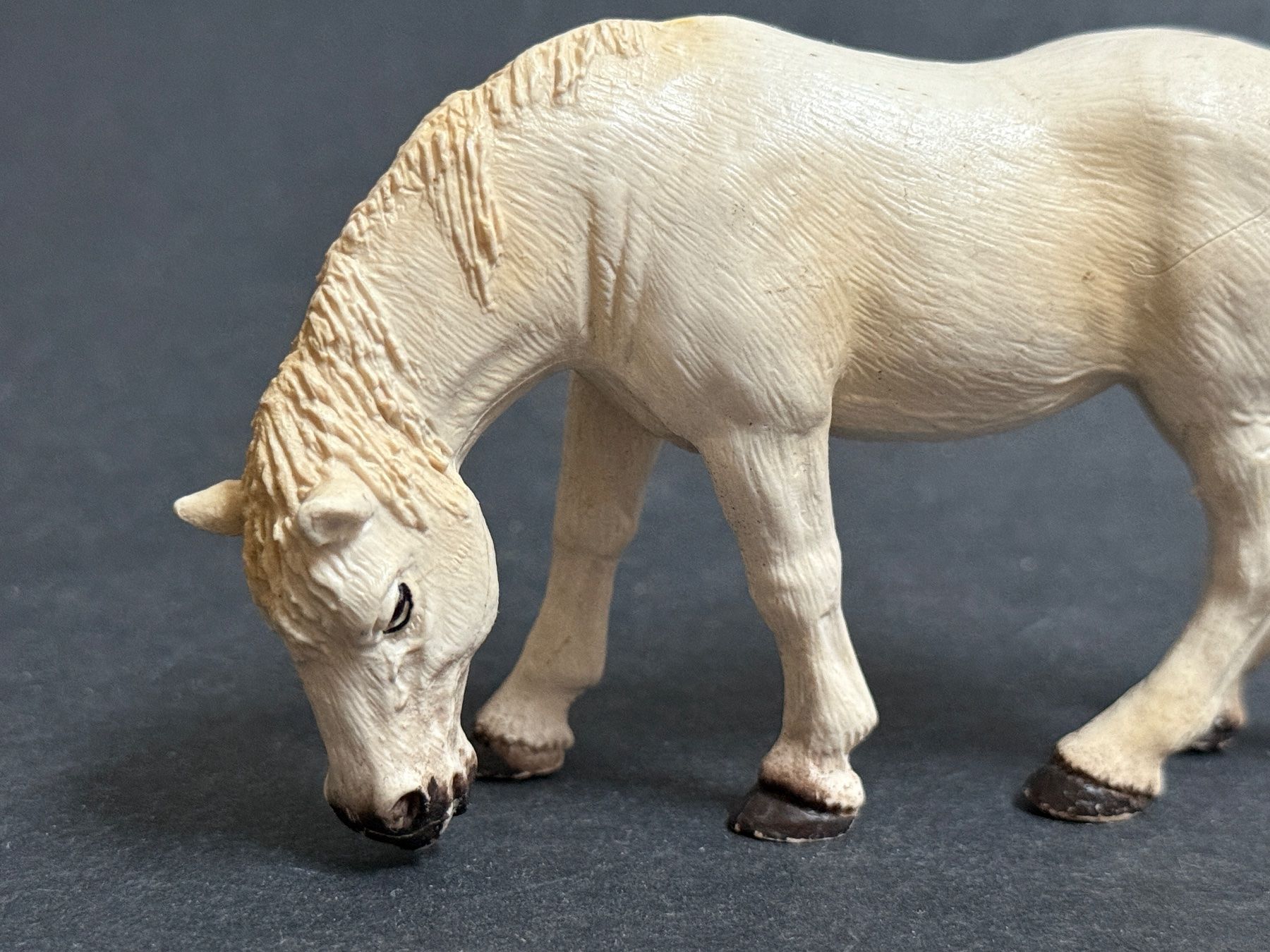 Schleich Statuette: Schleich Pferd 13235 Camargue Stute grasend – Usato da Ennetbaden venduto da mapa05 7