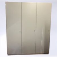 grosser, weisser Schrank